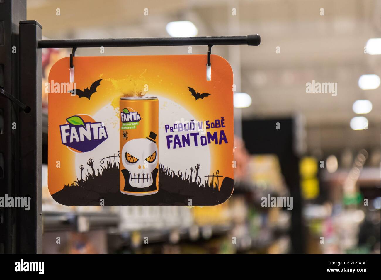 Wobbler mit Fanta-Getränk im Geschäft, 29. Januar 2021 in Prag, Tschechische Republik. Stockfoto