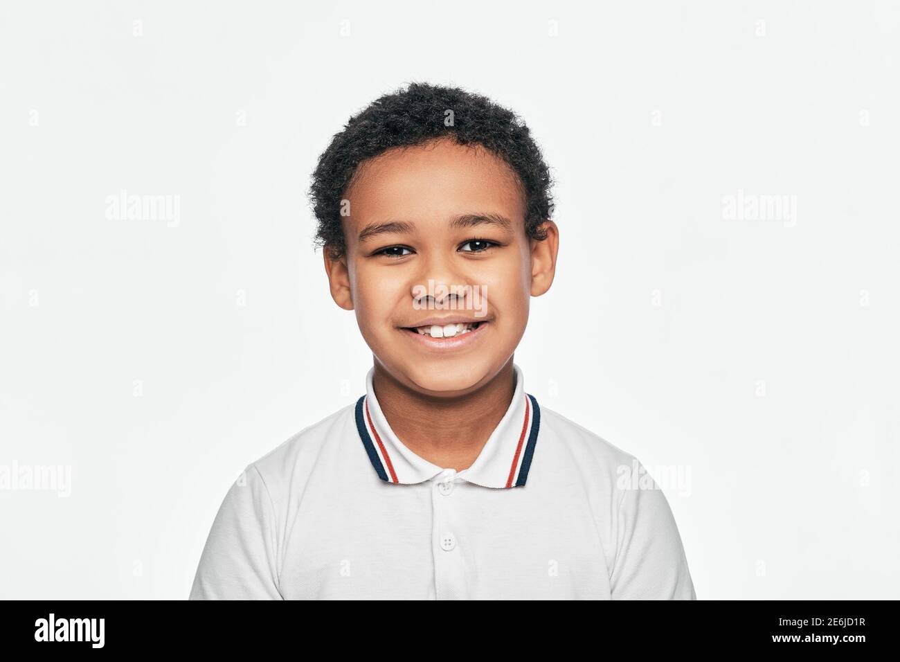 Porträt eines schönen afroamerikanischen Jungen mit toothy Lächeln. Isoliert auf weißem Hintergrund Stockfoto