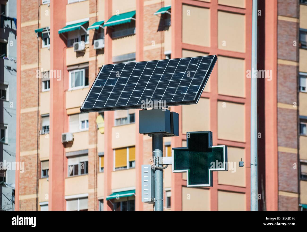 Solarpanel mit blauem Himmel im Hintergrund Stockfoto