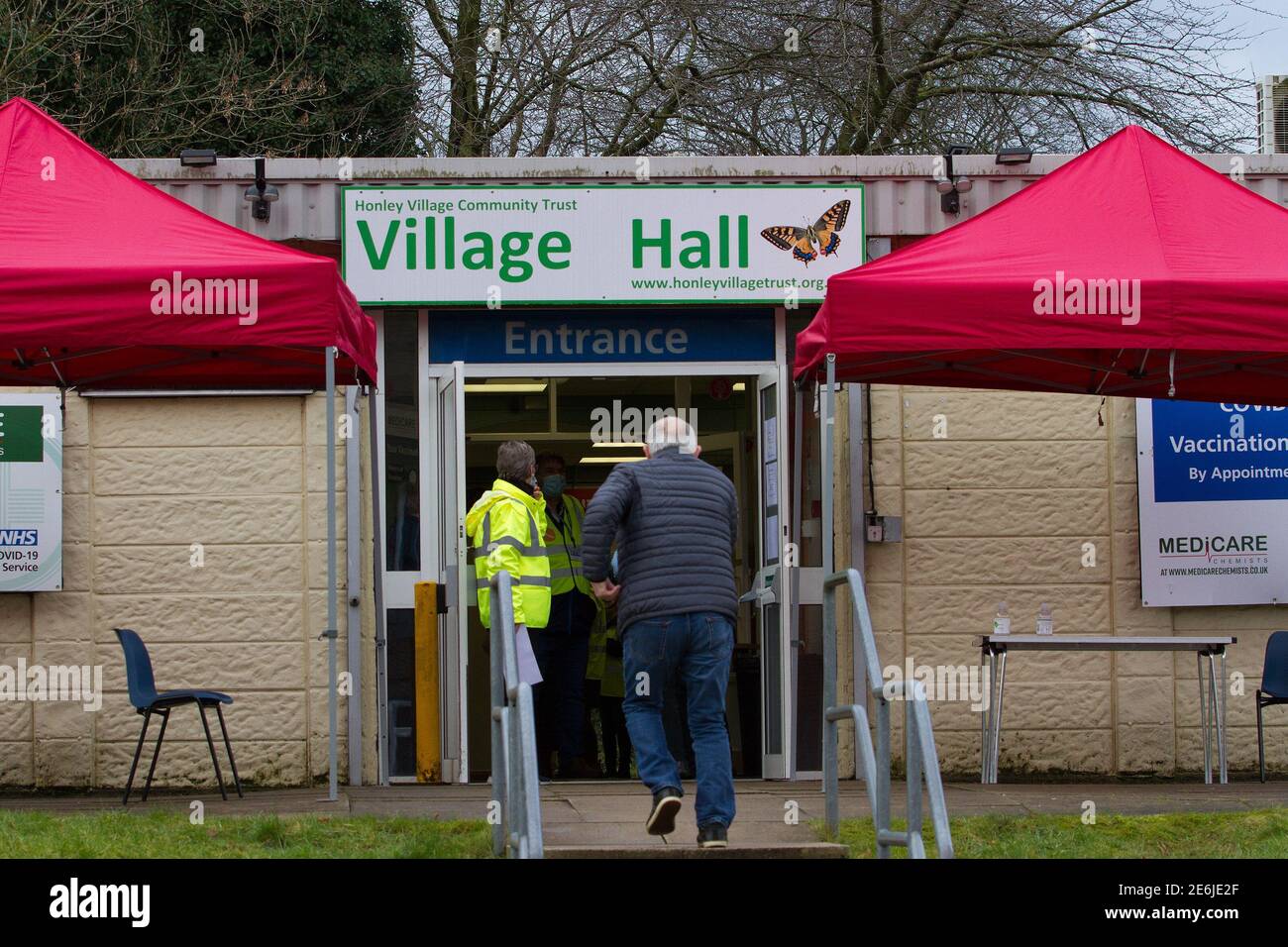 Honley, Holmfirth, Yorkshire, Großbritannien, 29. Januar 2021. Honley Village Hall COVID-19 Impfzentrum wurde diese Woche eröffnet, mit dem Ziel, Hunderte von Menschen pro Tag zu impfen. Richard Asquith/Alamy Live News Stockfoto