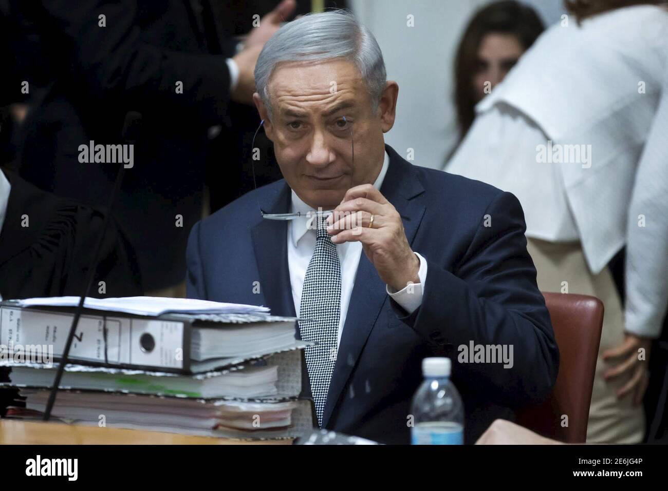 Der israelische Ministerpräsident Bejamin Netanjahu sitzt vor dem Obersten Gerichtshof, bevor er bei einer Anhörung über die Rechtmäßigkeit eines von der Regierung genehmigten Abkommens zur Erschließung Israels Offshore-Erdgasreserven in Jerusalem am 14. Februar 2016 spricht. REUTERS/Jim Hollander/POOL Stockfoto