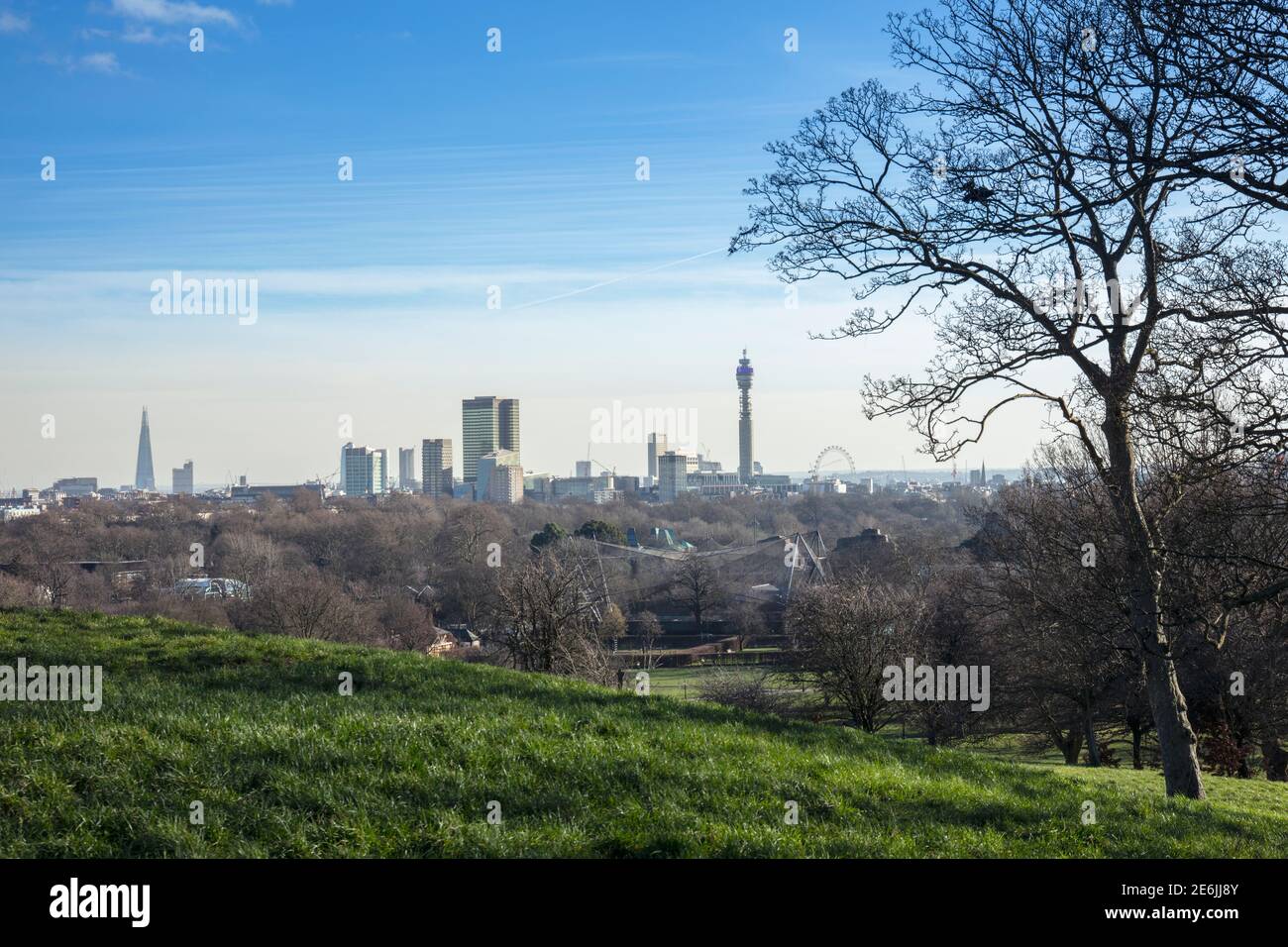 Blick auf die Skyline des Londoner Geschäftsviertels vom Primrose Hill, einem öffentlichen Park neben Regent's Park, St. Johns Wood, London, Großbritannien Stockfoto