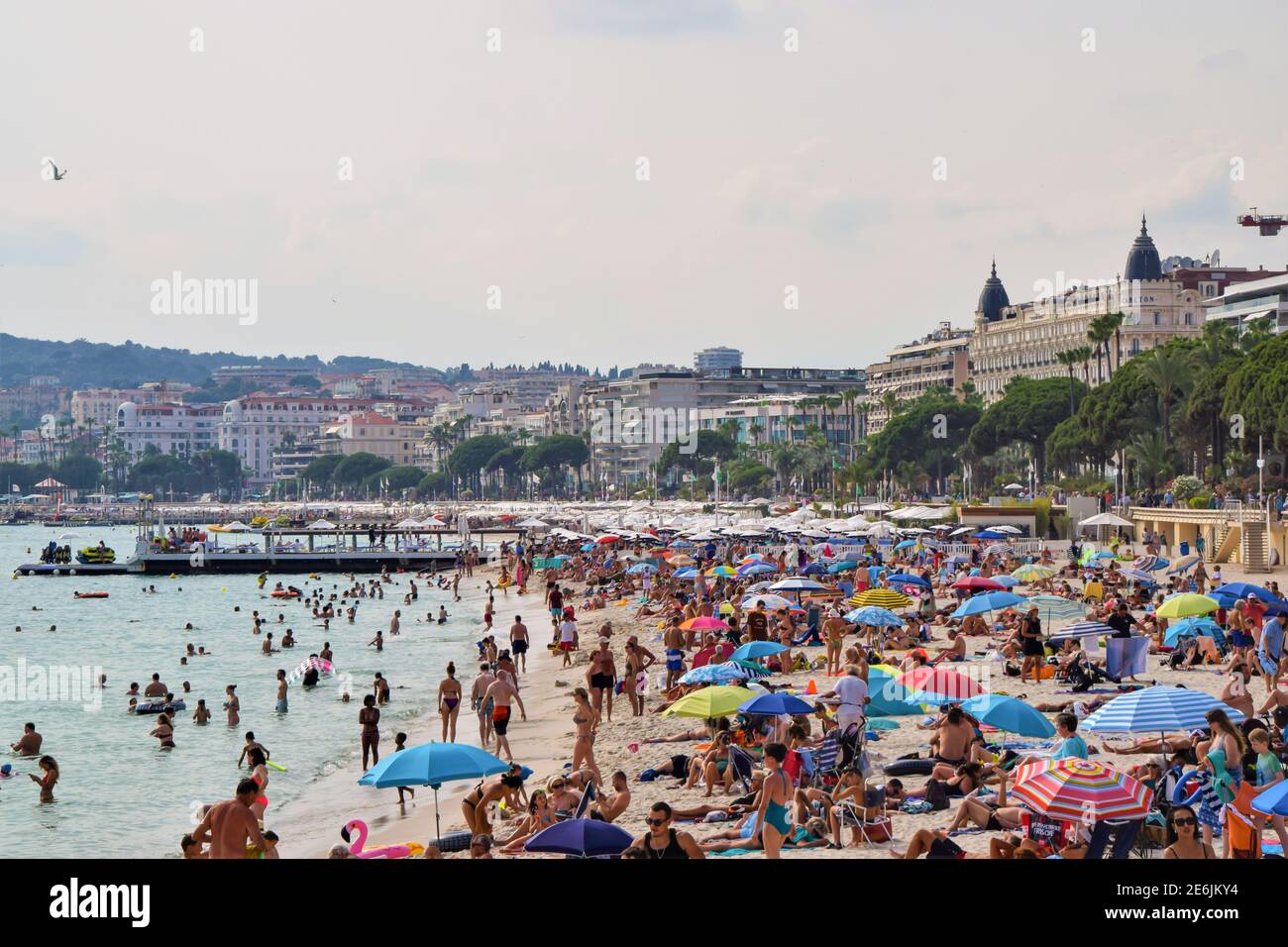 Menschenmenge am Strand in Cannes, Südfrankreich Stockfoto