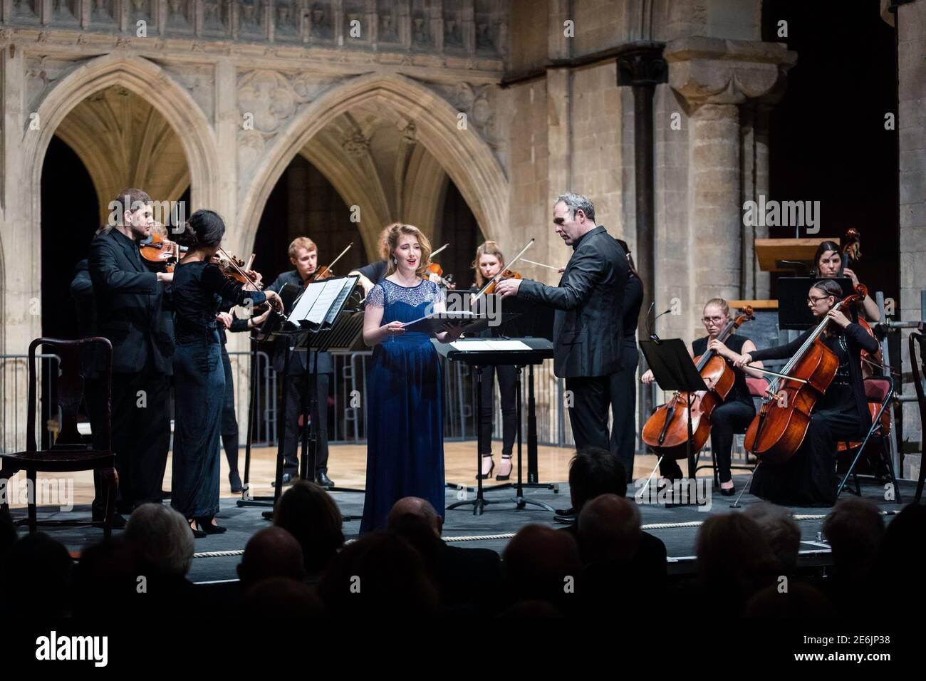 PUSH, EINE Holocaust-Oper, wird am Internationalen Holocaust-Gedenktag in der Chichester Kathedrale aufgeführt. Dirigent Howard Moody Bild Datum Saturda Stockfoto