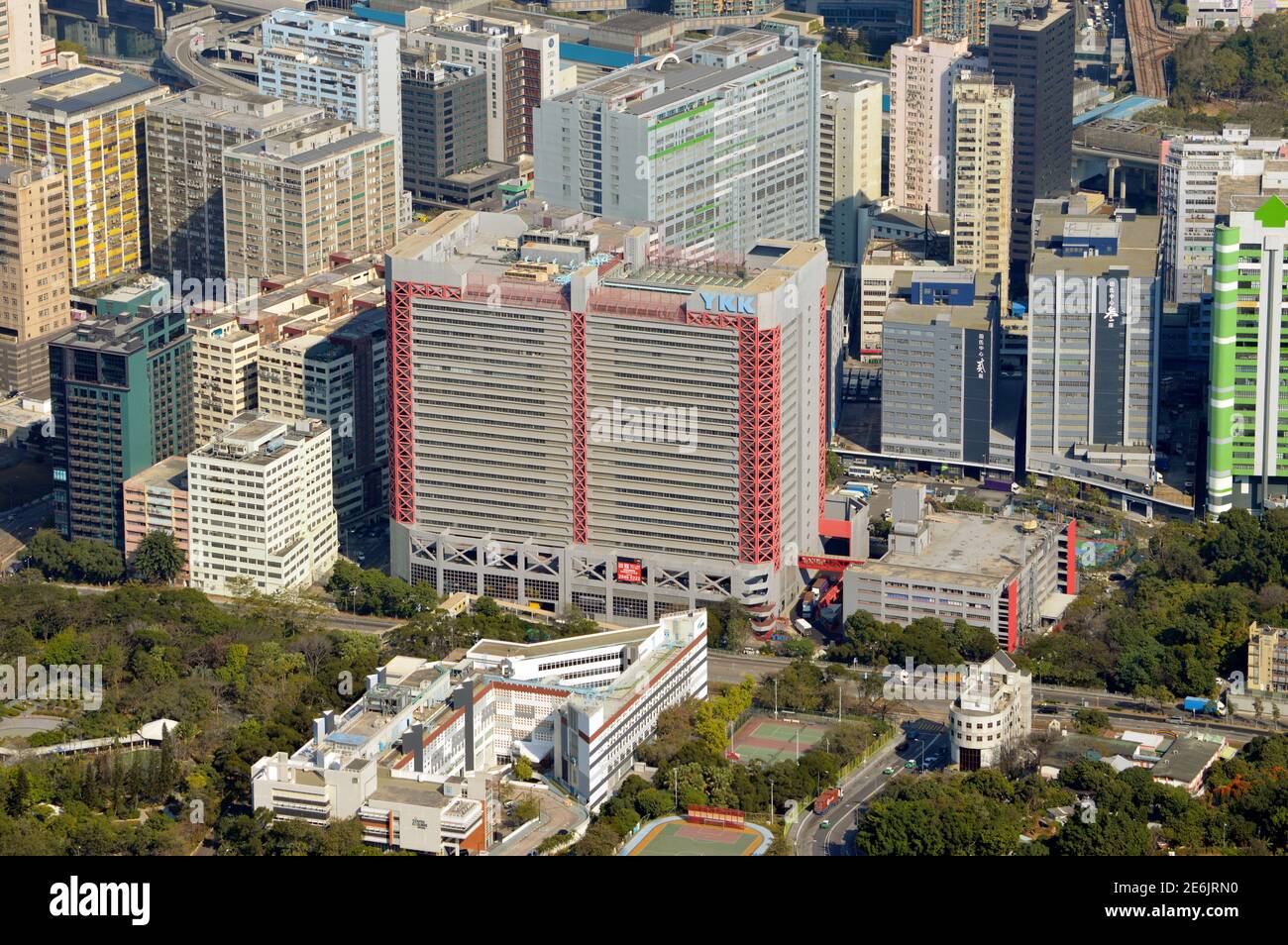 YKK Building (吉田大廈) und andere Industriegebäude in Tuen Mun New Town, Hong Kong Stockfoto