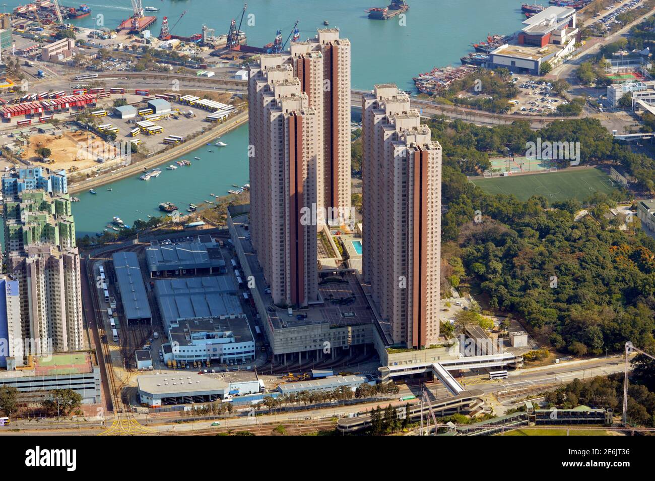 Das MTR-Stadtbahndepot und das Sun Tuen Mun Center (新屯門中心) befinden sich in Tuen Mun, Hongkong Stockfoto
