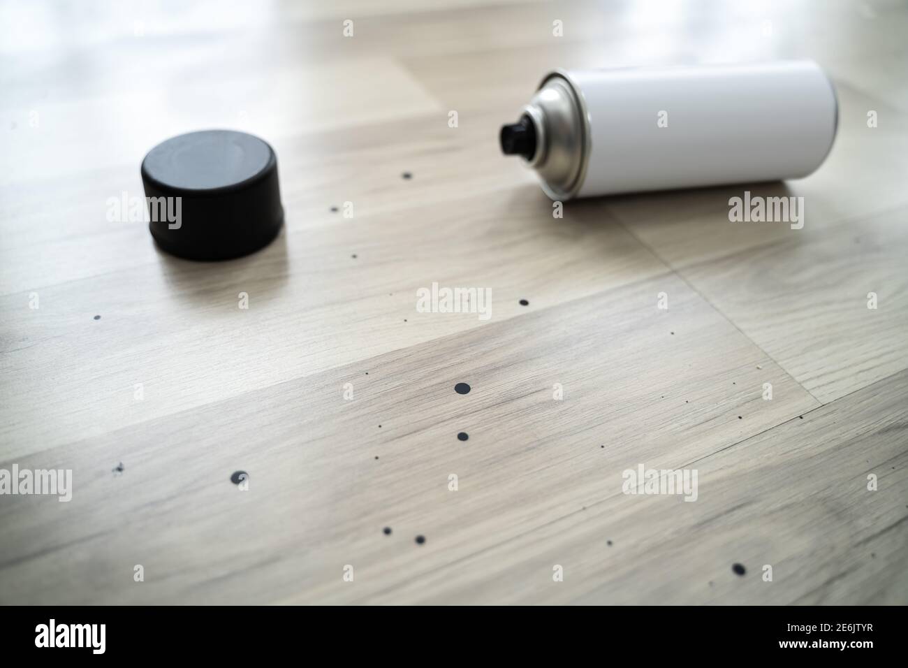 Beschädigte Laminat Bodenbelag Oberfläche Von Spray Paint Stockfoto