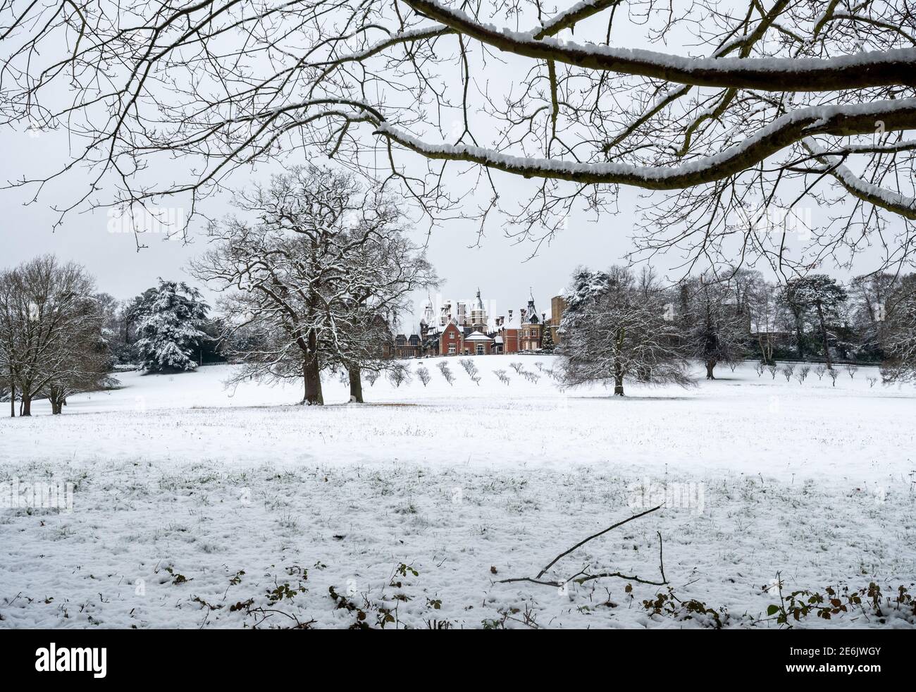 Farnborough Hill, eine römisch-katholische unabhängige Mädchen Tagesschule (englische öffentliche Schule) im Januar oder Winter mit Schnee, Hampshire, Großbritannien Stockfoto