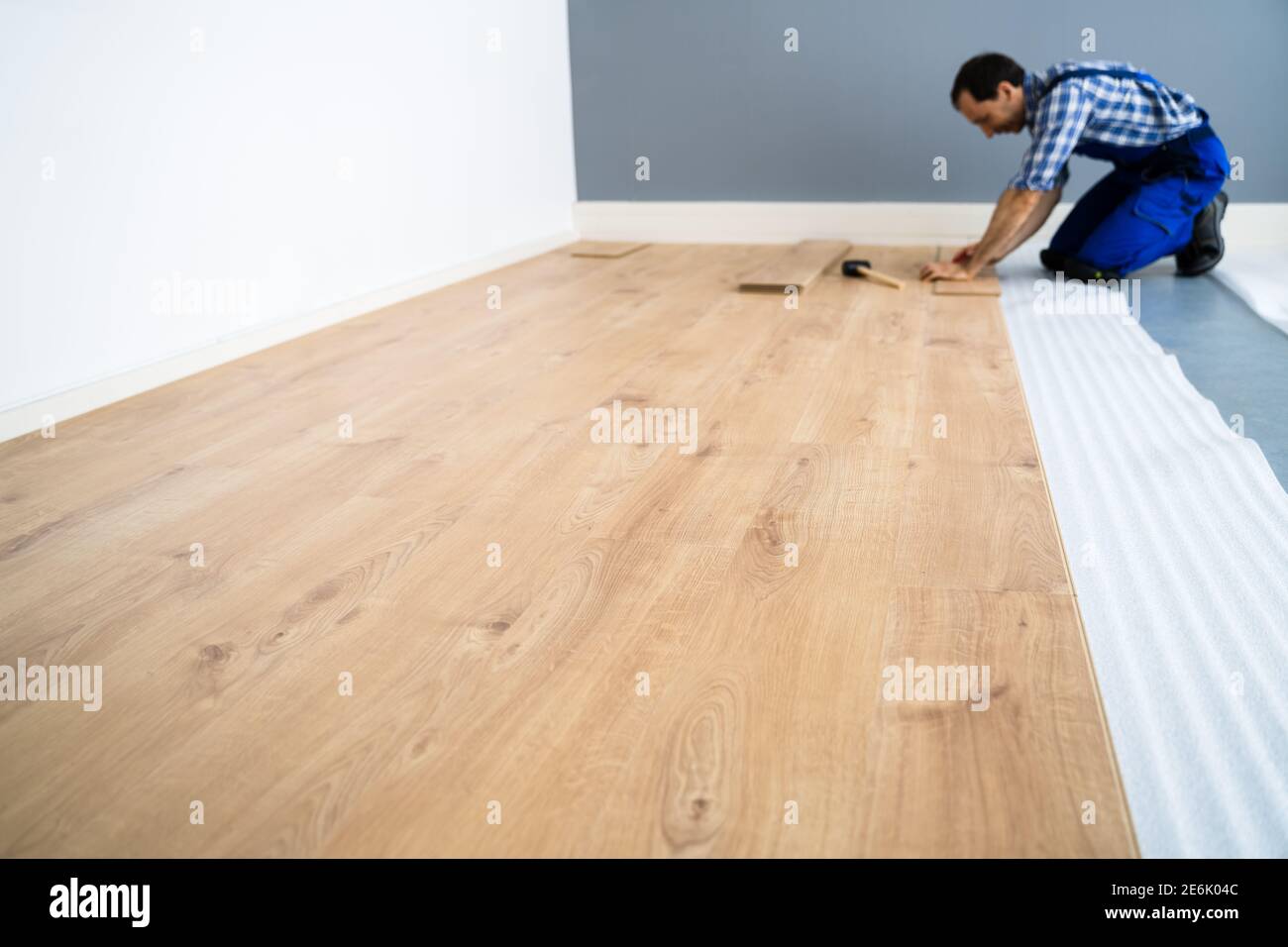 Arbeiter, Der Die Hauptetage Installiert. Tischlerlegen Laminatboden Stockfoto