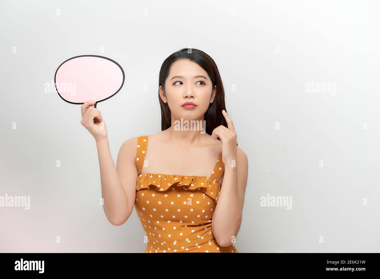 Retro-Mädchen mit Sprechblase eine Ankündigung. Frau mit leerem Dialogfeld Stockfoto