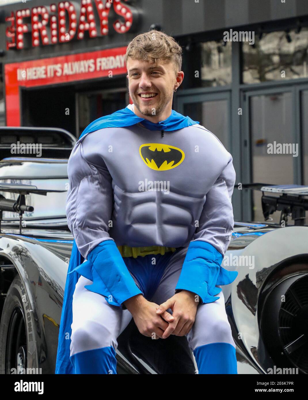 Capital Breakfast Moderator Roman Kemp war überrascht, als er zu seinem 28. Geburtstag mit einem Batmobil vor den Capital Studios unterwegs war. Roman Kemp war Geschenk Stockfoto