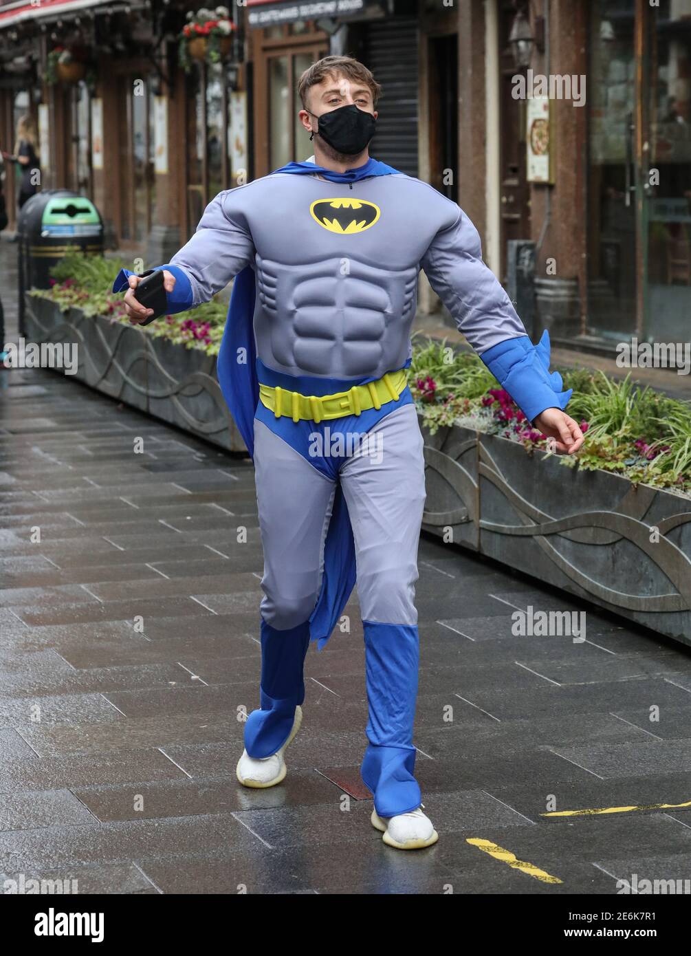 Capital Breakfast Moderator Roman Kemp war überrascht, als er zu seinem 28. Geburtstag mit einem Batmobil vor den Capital Studios unterwegs war. Roman Kemp war Geschenk Stockfoto