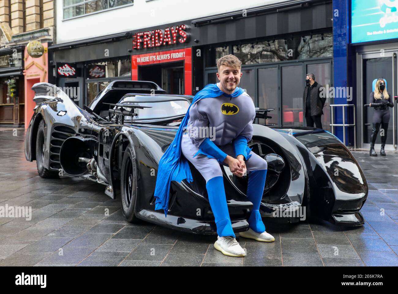 Capital Breakfast Moderator Roman Kemp war überrascht, als er zu seinem 28. Geburtstag mit einem Batmobil vor den Capital Studios unterwegs war. Roman Kemp war Geschenk Stockfoto