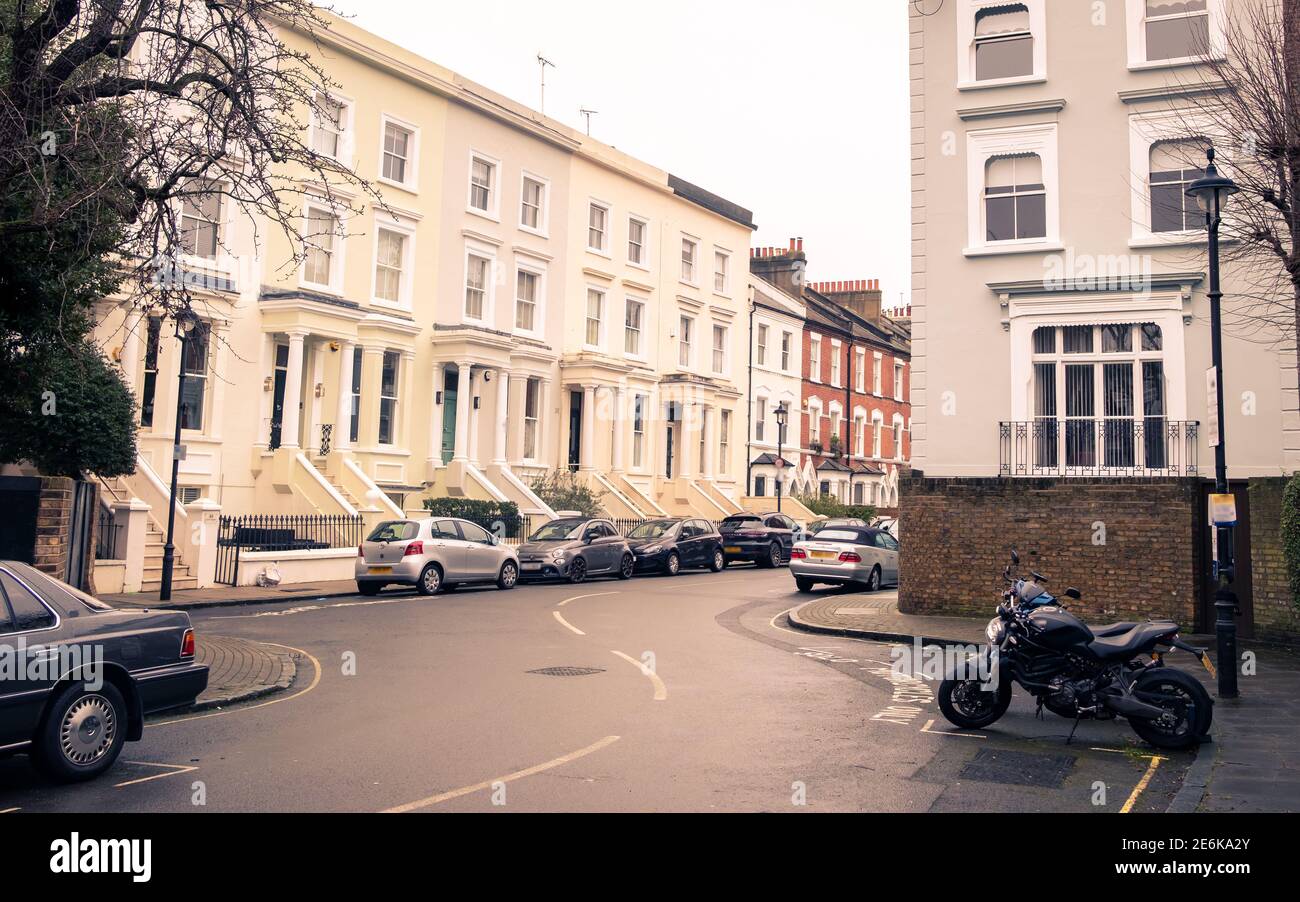 London - eine attraktive Straße mit Reihenhäusern an der Abbey Road Im Nordwesten Londons Stockfoto