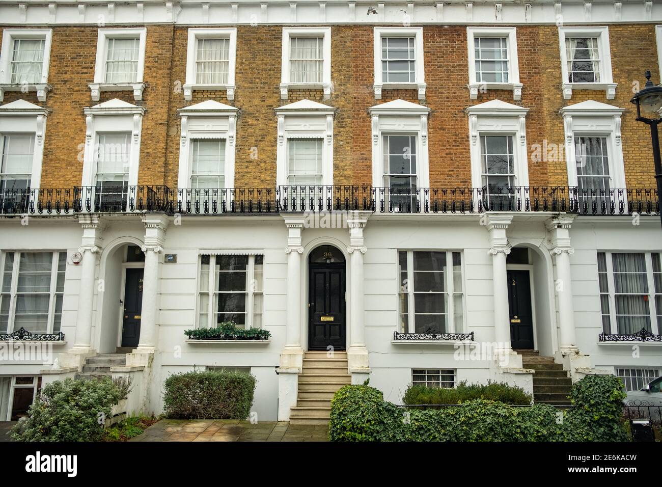 London - eine attraktive Straße mit Reihenhäusern an der Abbey Road Im Nordwesten Londons Stockfoto