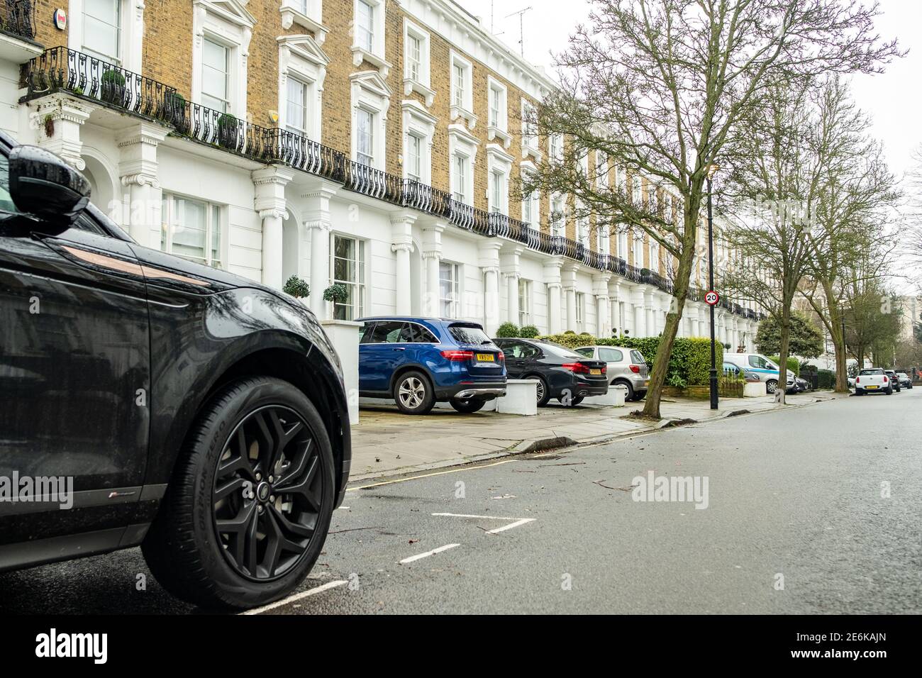 London - eine attraktive Straße mit Reihenhäusern an der Abbey Road Im Nordwesten Londons Stockfoto