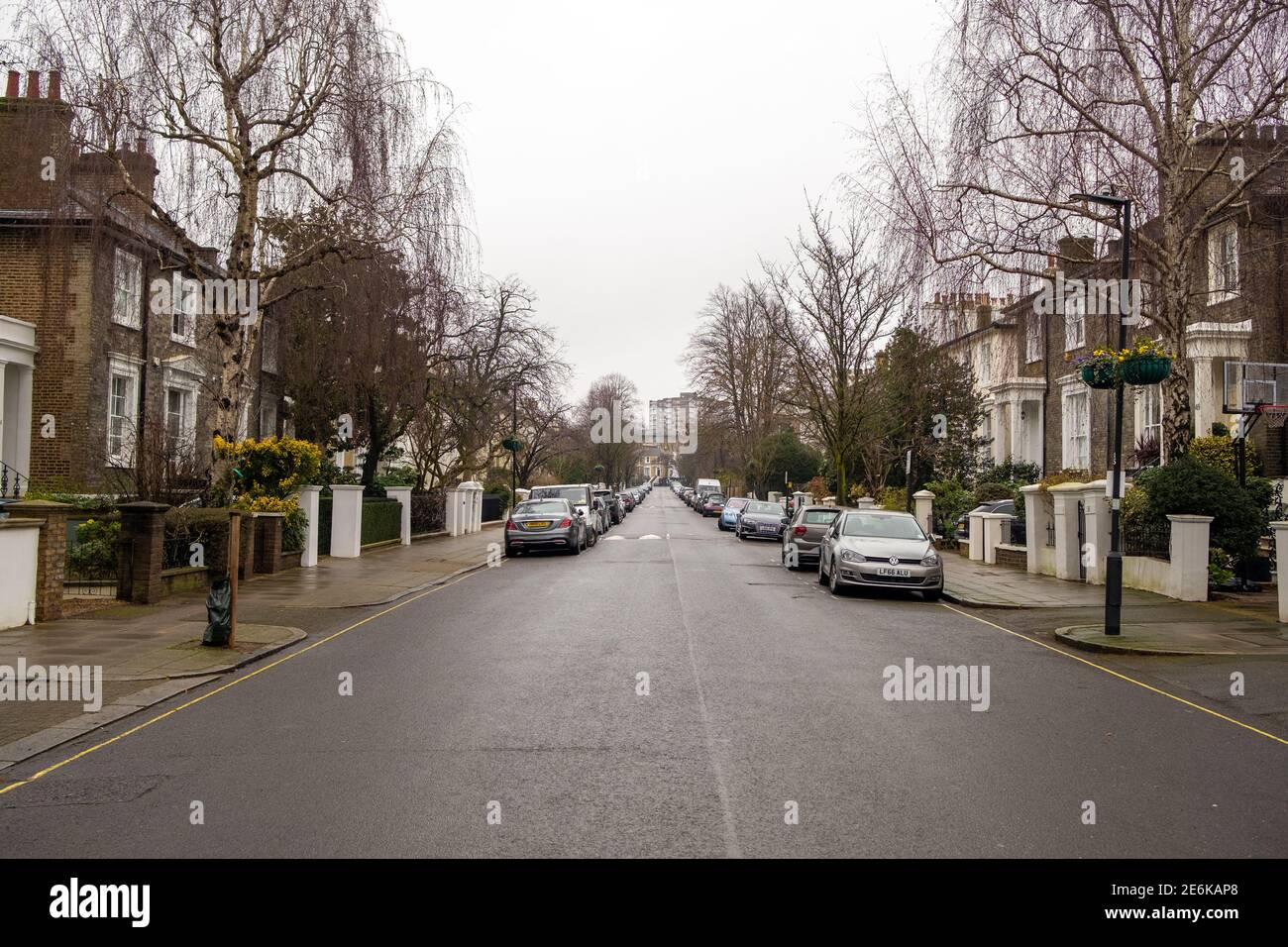London - eine attraktive Straße mit Reihenhäusern an der Abbey Road Im Nordwesten Londons Stockfoto
