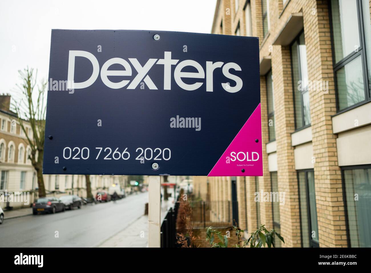 London - Dexters Immobilienmakler 'Sold' Schild außerhalb der städtischen Wohngebäude Im Nordwesten Londons Stockfoto