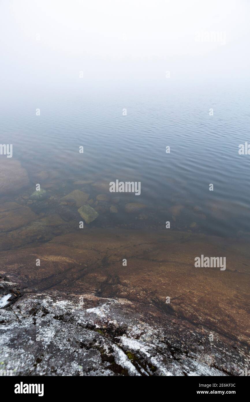 Dichter Nebel über dem See Soddatjorna in Forsand, Norwegen Stockfoto