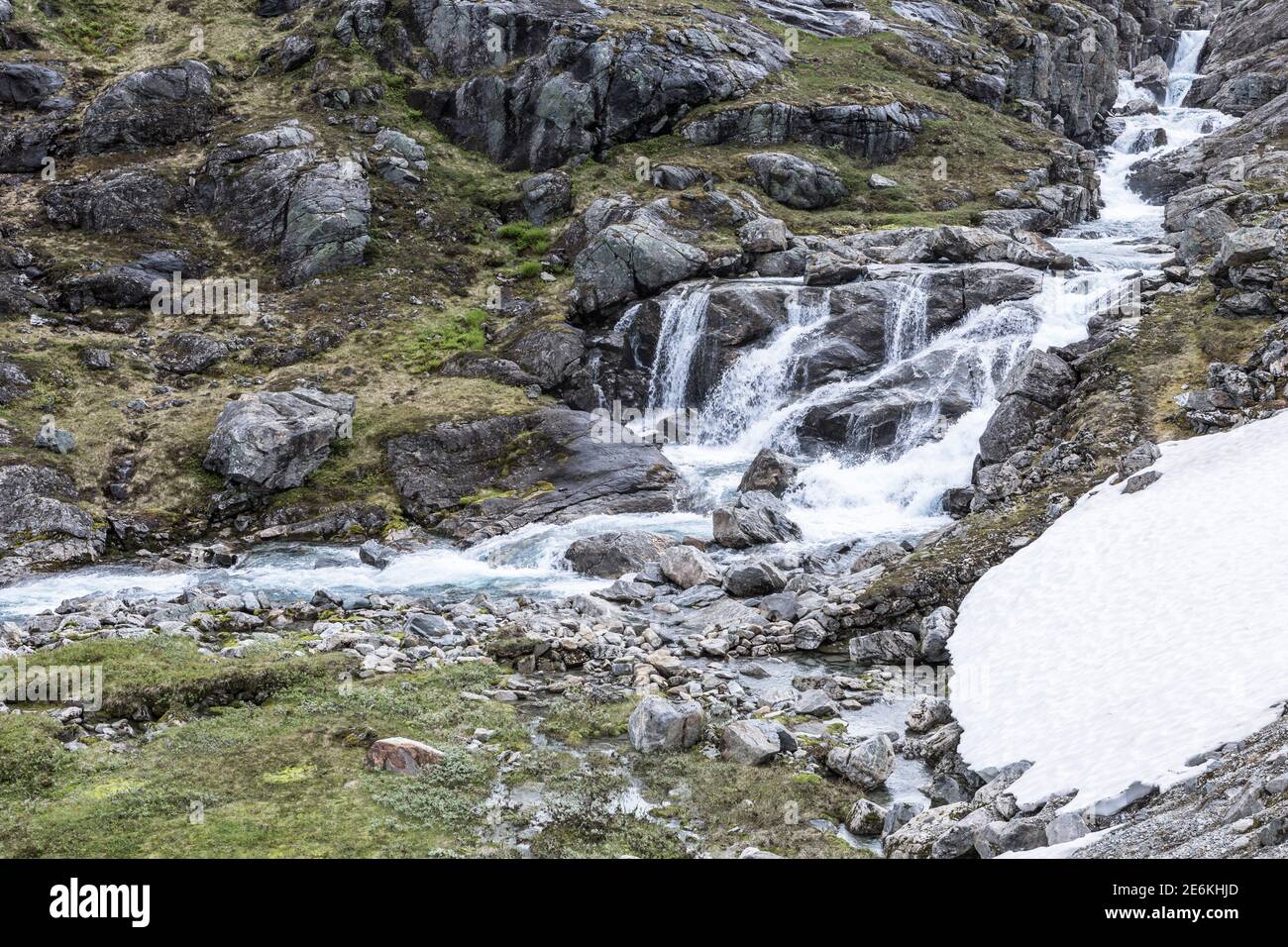 Ein Bach mit eiskaltem Wasser, das durch die Landschaft fließt Trollstigen Pass in Norwegen Stockfoto