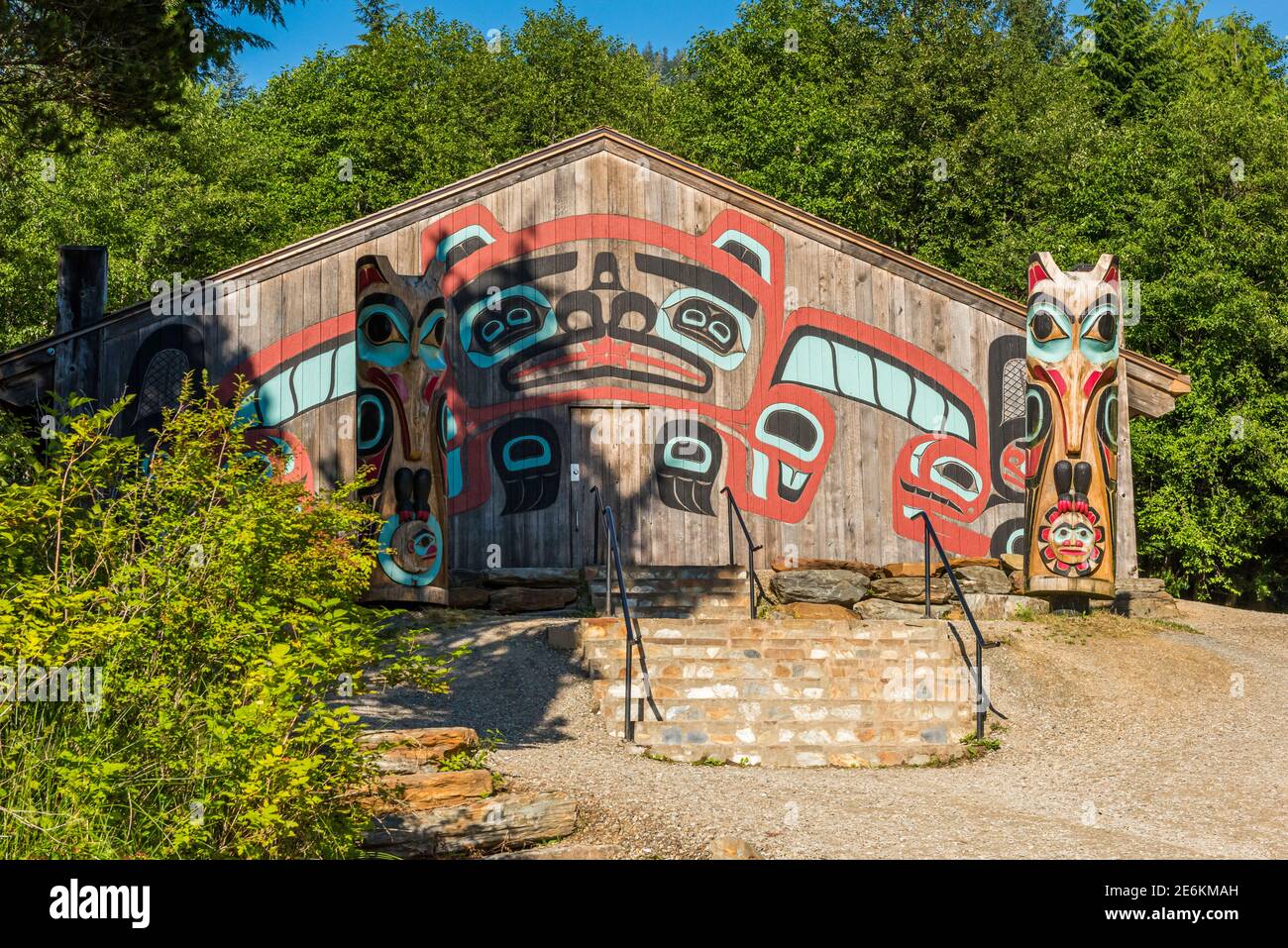 Die Vorderseite des Beaver Clan House in Saxman Village bei Ketchikan, Alaska. Stockfoto