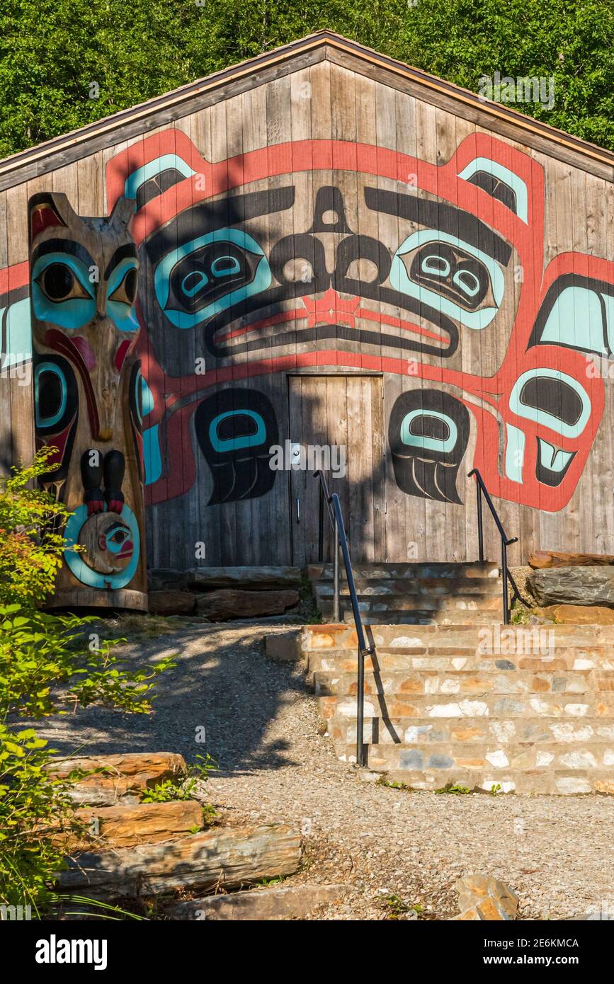 Die Vorderseite des Beaver Clan House in Saxman Village bei Ketchikan, Alaska. Stockfoto