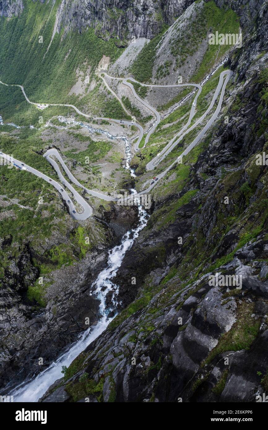 Nahaufnahme der Kehren des Trollstigen Gebirgspass Mit Stigfossen Wasserfall in Norwegen Stockfoto