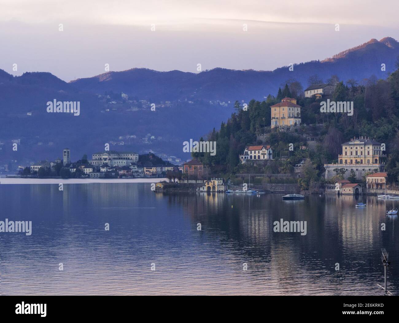 Landschaft des Ortasees, atemberaubende Villen an den Hängen der Berge, die die Insel San Giulio Rahmen. Piemont, italienische Seen, Italien. Stockfoto