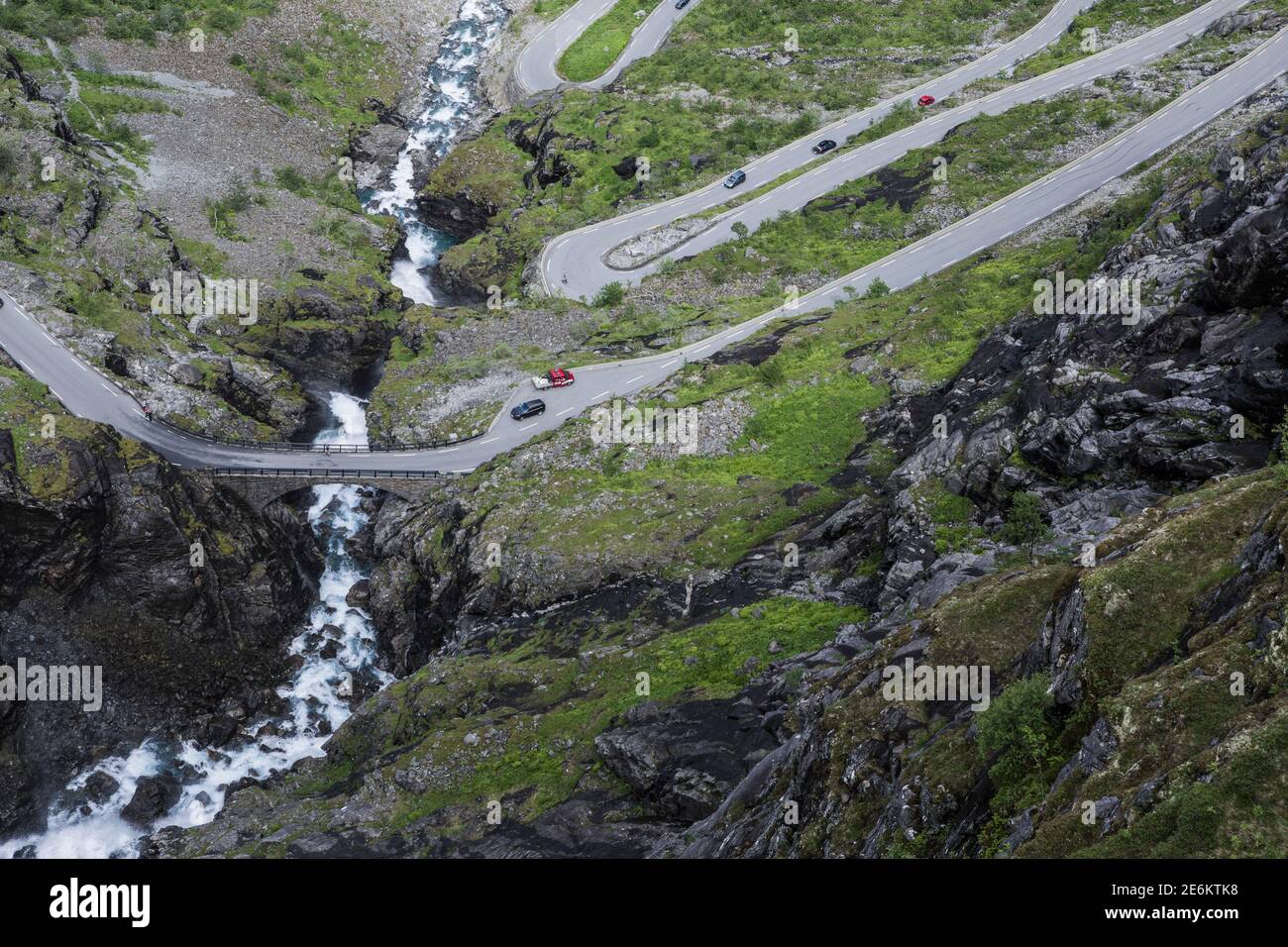 Nahaufnahme der Kehren des Trollstigen Gebirgspass Mit Stigfossen Wasserfall in Norwegen Stockfoto