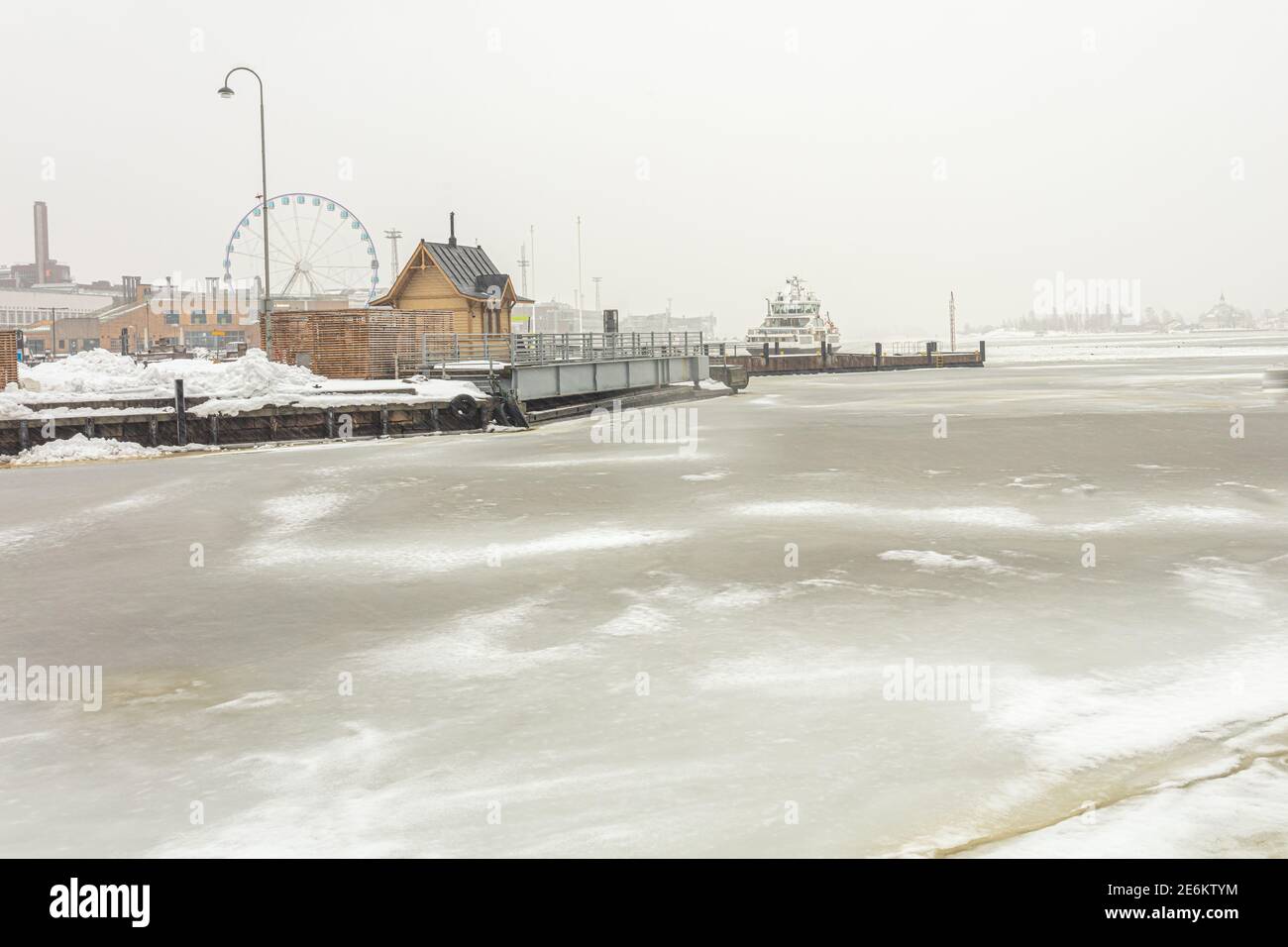 Finnland, Helsinki. 26. Januar 2021 Helsinki Böschung im Winter, gefrorenes Meer. Hochwertige Fotos Stockfoto