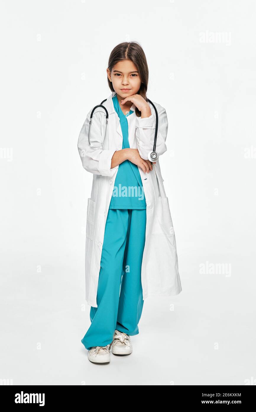 Mixed Race Mädchen trägt ein medizinisches Outfit mit einem ernsten Gesicht, Blick auf die Kamera Stockfoto
