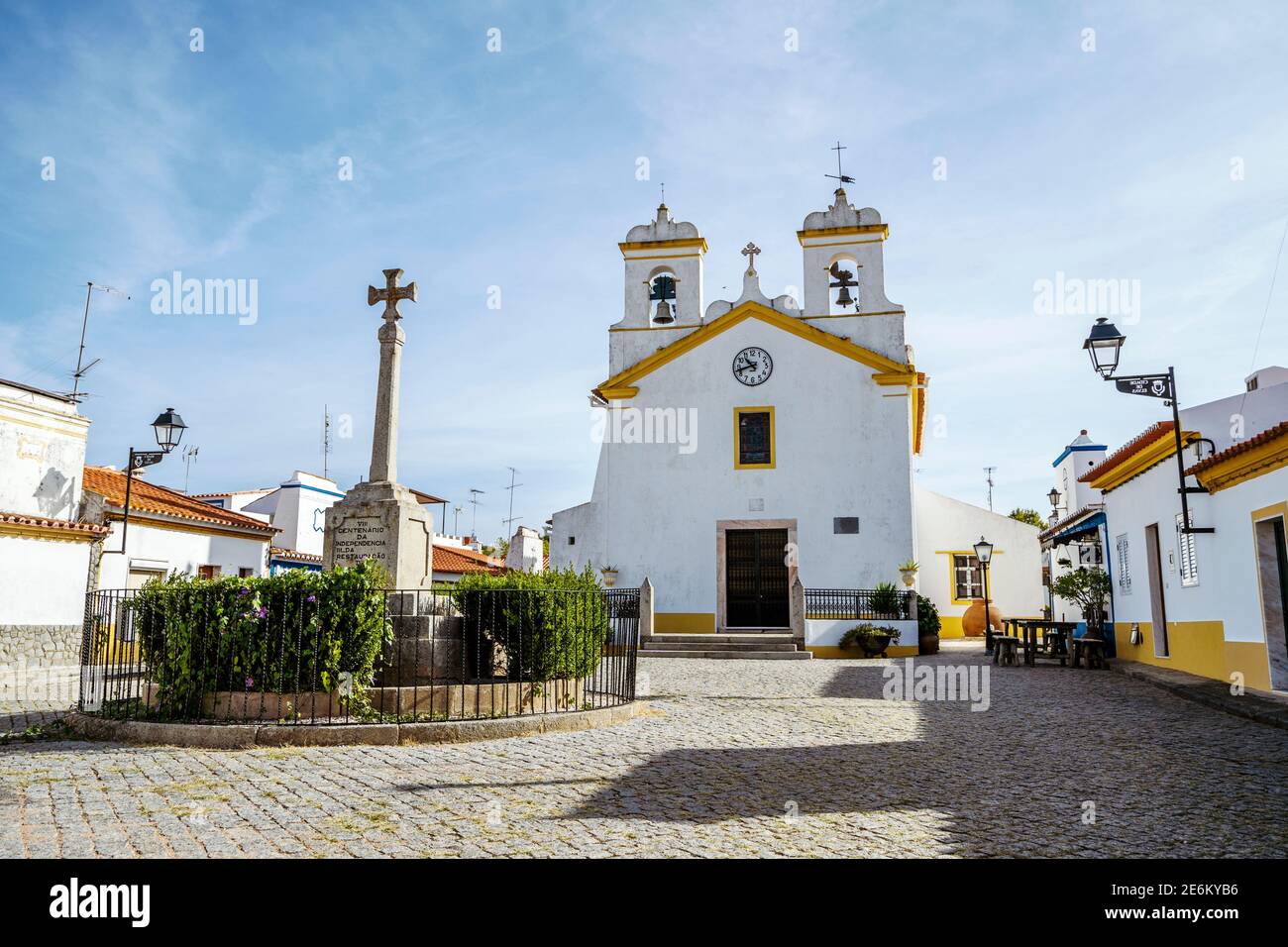 Ruhiger Platz mit einer Kirche in einem kleinen traditionellen Dorf namens Vila Fernando in Alentejo, Portugal Stockfoto