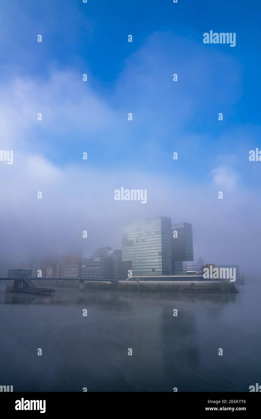 Nebliger Tag im Medienhafen in Düsseldorf Stockfoto