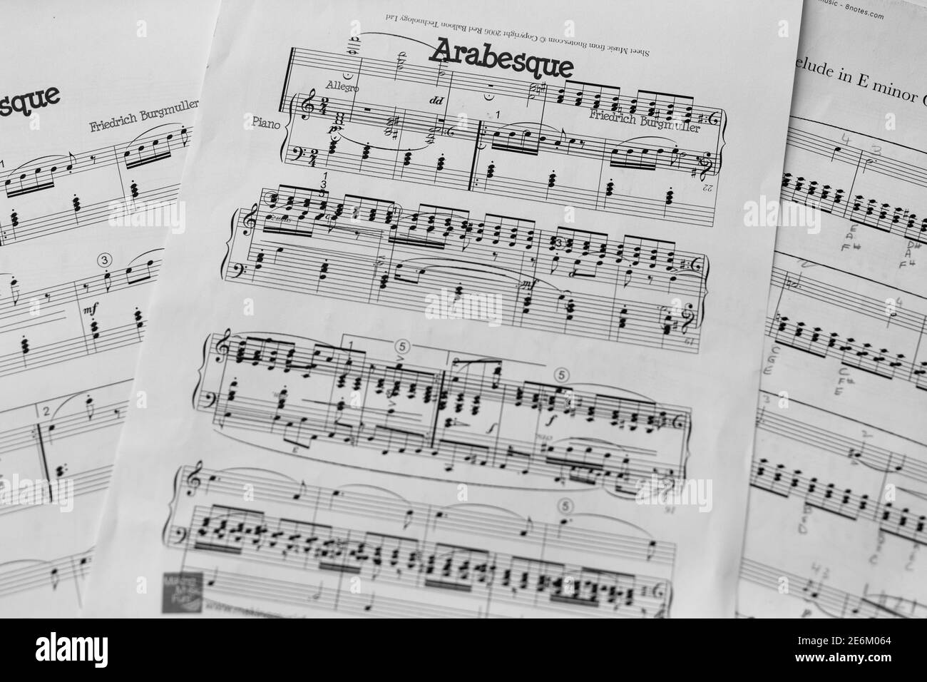 Klaviernoten des klassischen Genre-Layouts von oben nach unten Als abstrakte oder Hintergrundmusik verwenden Stockfoto