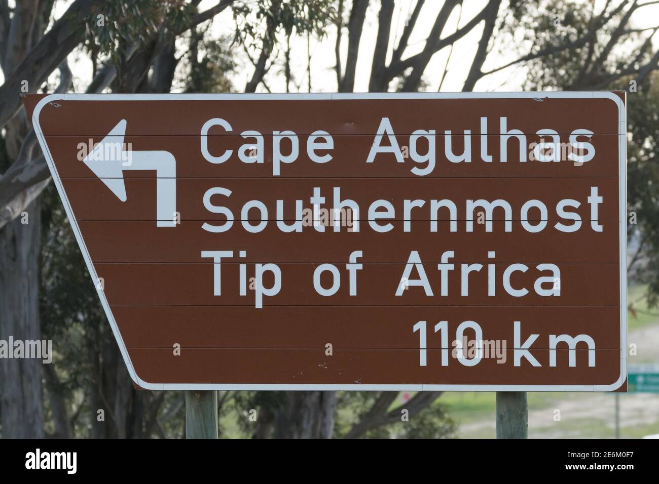 Straßenschild mit Richtung und Namen zum Kap Agulhas südlichsten Spitze von Afrika, das ein Touristenziel in Süden ist Afrika Stockfoto