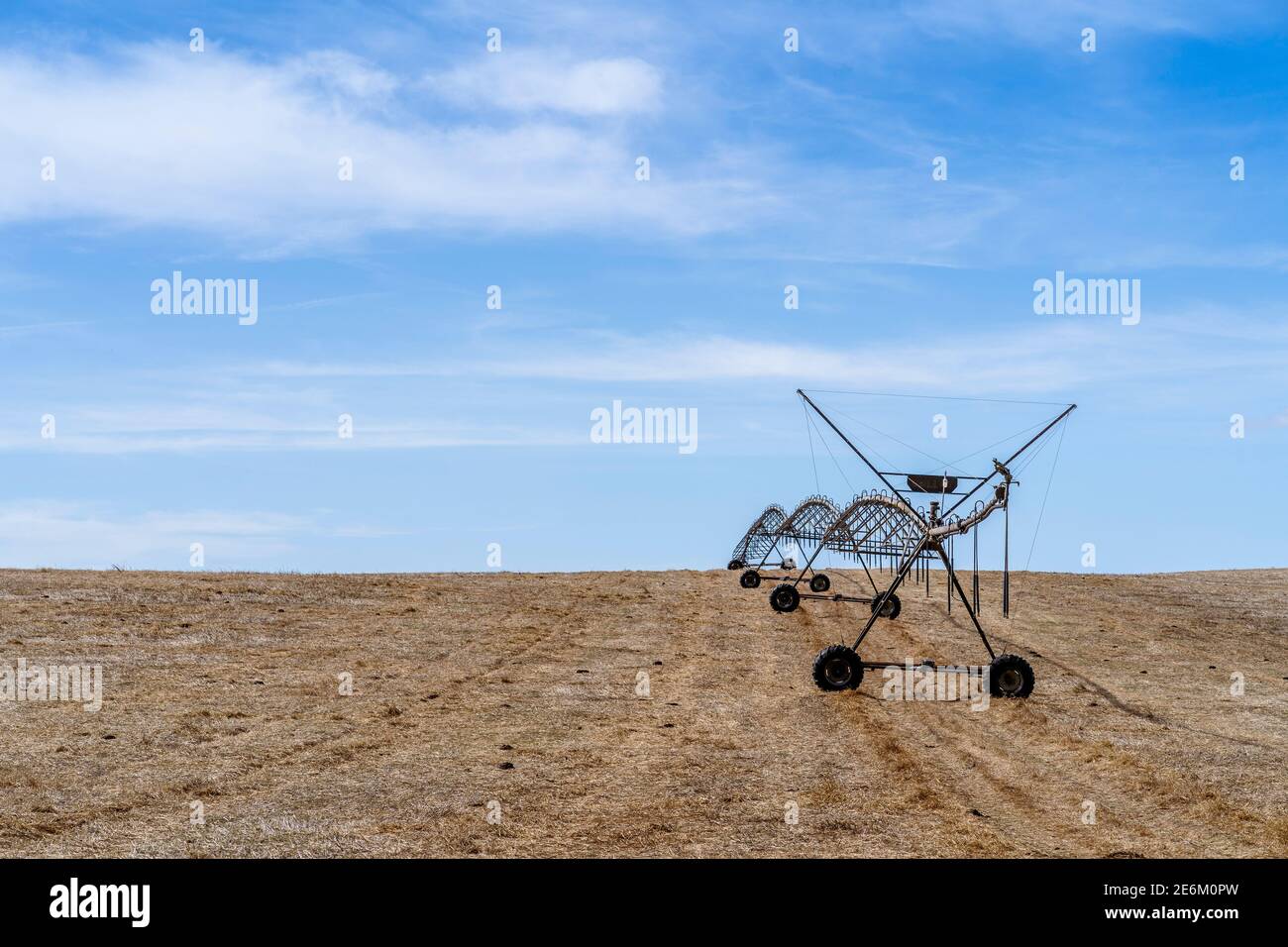 Bewegliches Bewässerungssystem auf einem trockenen Stoppelfeld in Alentejo, Portugal Stockfoto