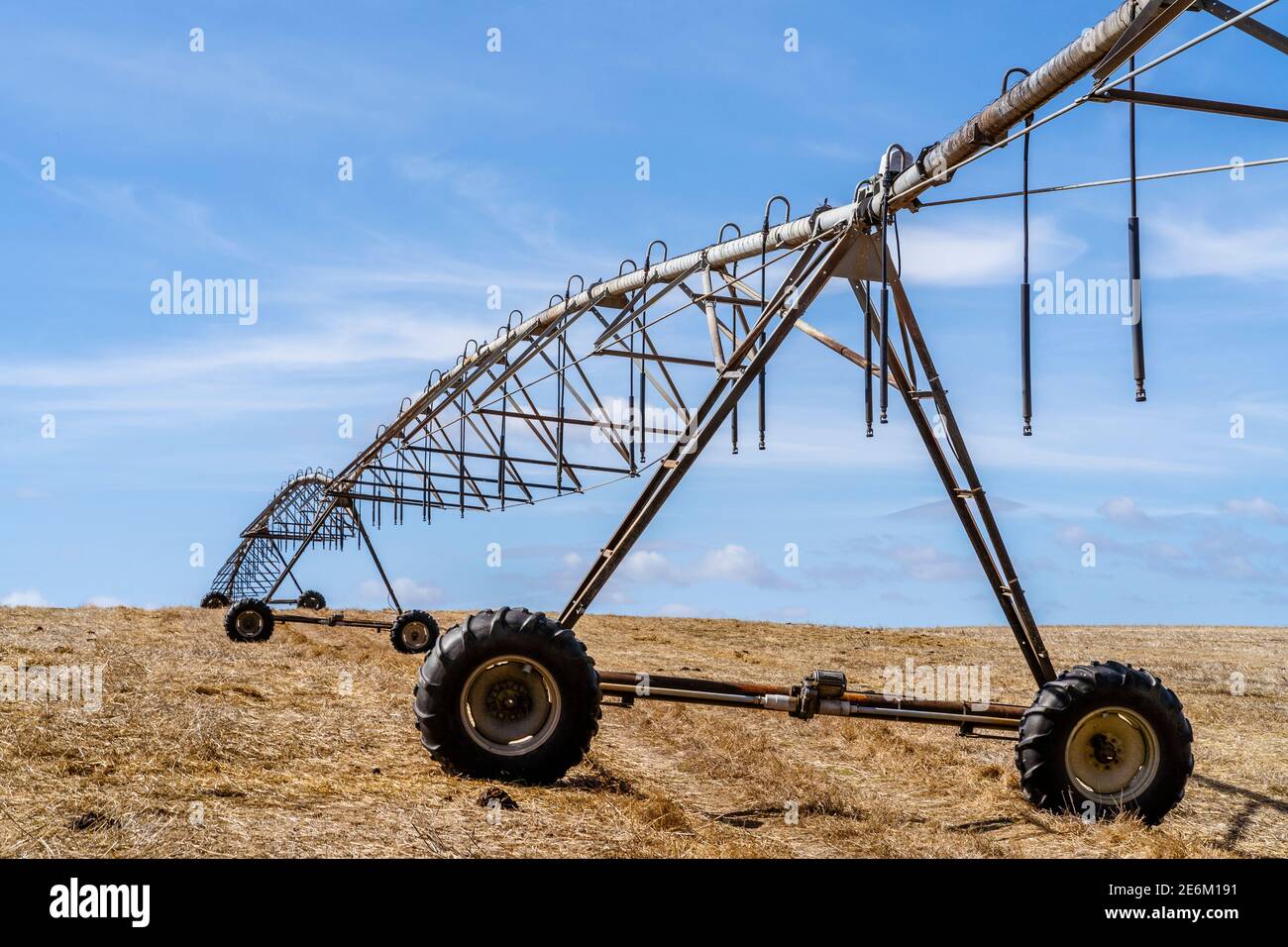 Bewegliches Bewässerungssystem auf einem trockenen Stoppelfeld in Alentejo, Portugal Stockfoto
