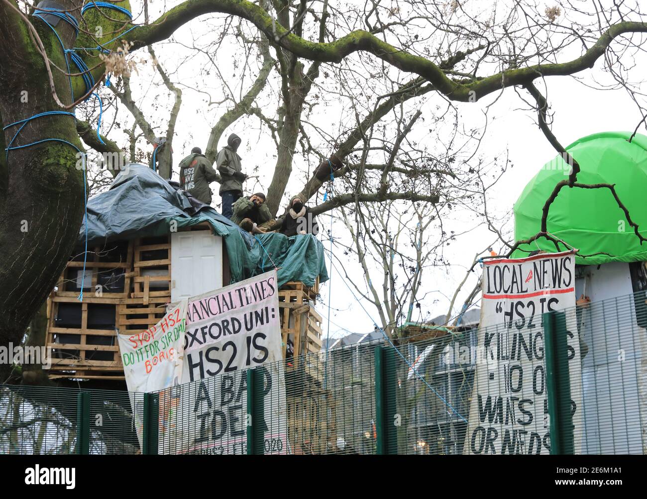 Umweltdemonstranten gegen HS2, während die Räumung in den Euston Square Gardens für den Beginn der Bauarbeiten in London, Großbritannien, fortgesetzt wird Stockfoto