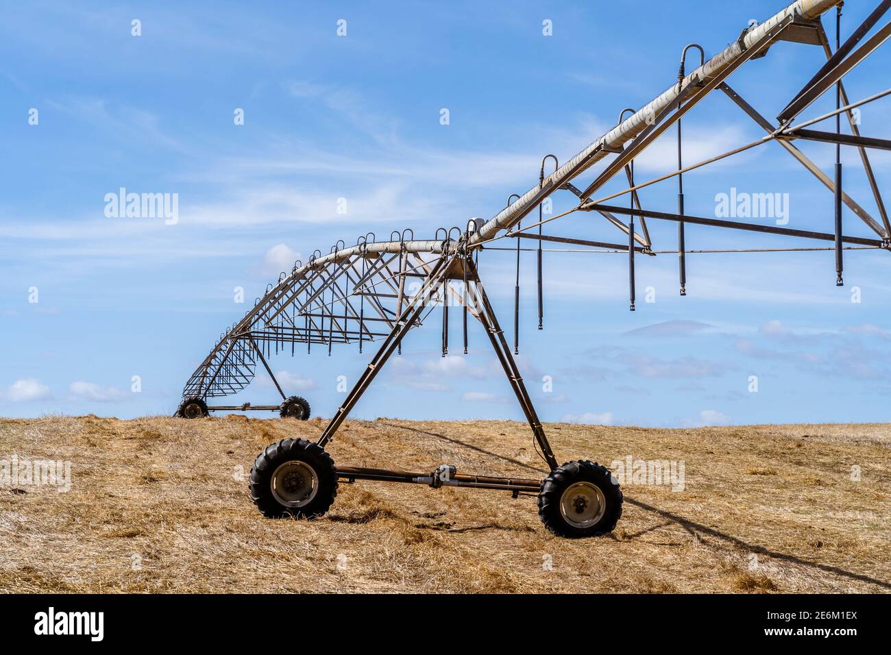 Bewegliches Bewässerungssystem auf einem trockenen Stoppelfeld in Alentejo, Portugal Stockfoto