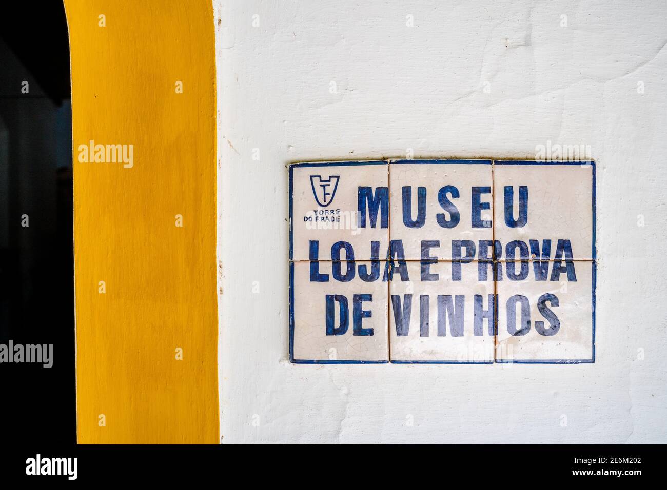 5. Oktober 2020 - Torre do Frade, Portugal: Anmeldung Portugiesisch Sprichwort Museum Shop und Weinprobe in einem der lokalen Weingüter in Alentejo Stockfoto