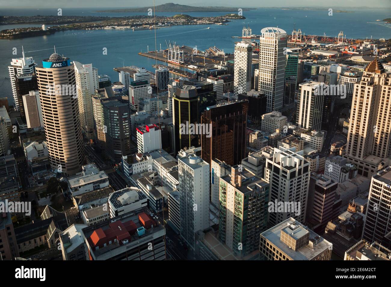 Panorama-Hochwinkel Blick auf Auckland Downtown von der Sky Tower Observatory an einem sonnigen Tag, Auckland, North Island, Neuseeland Stockfoto
