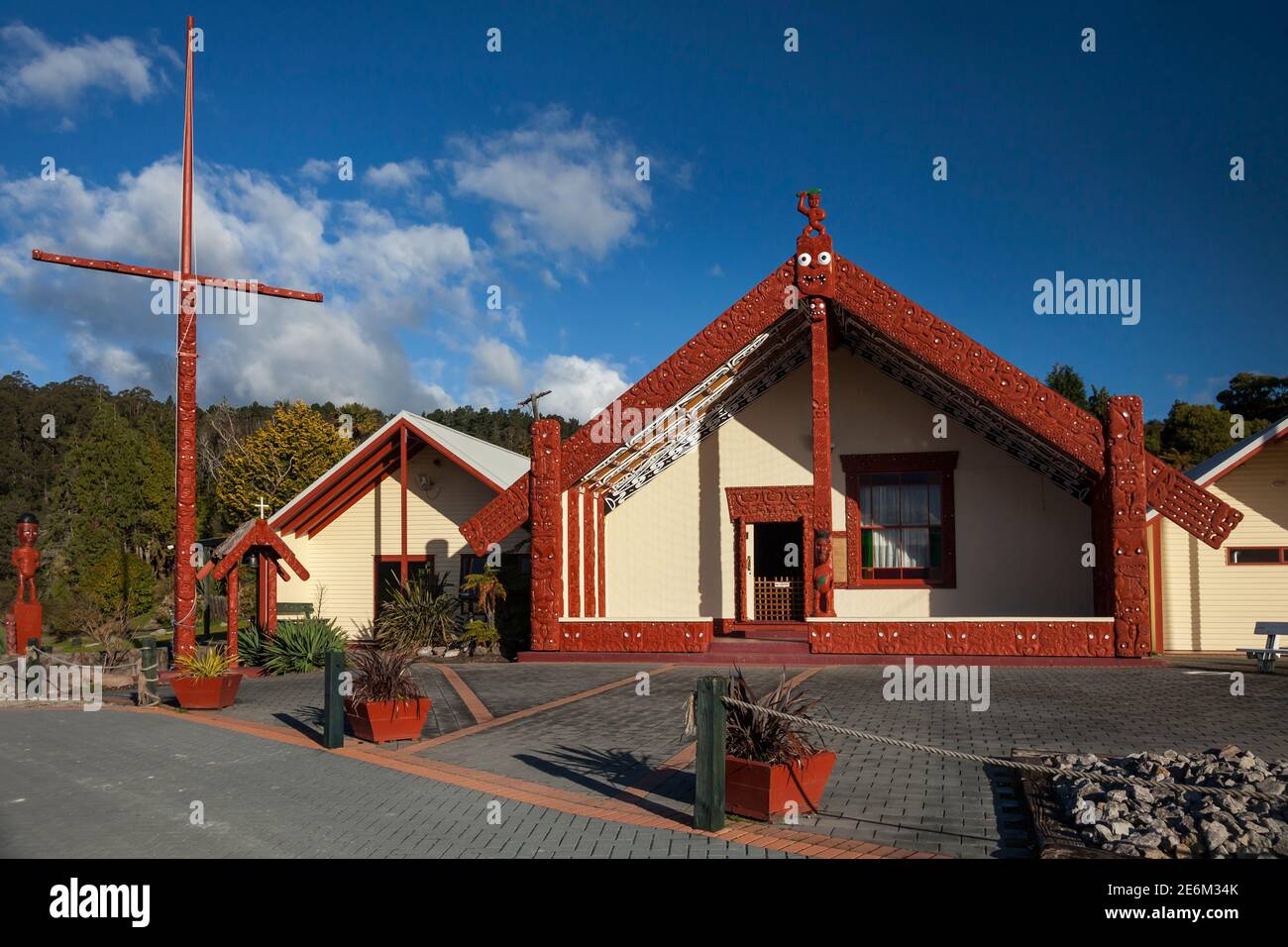 Horizontale Ansicht des auffälligen Wahiao Meeting House des Maori-Dorfes an einem sonnigen Tag, Whakarewarewa Dorf, Rotorua, Nordinsel, Neuseeland Stockfoto