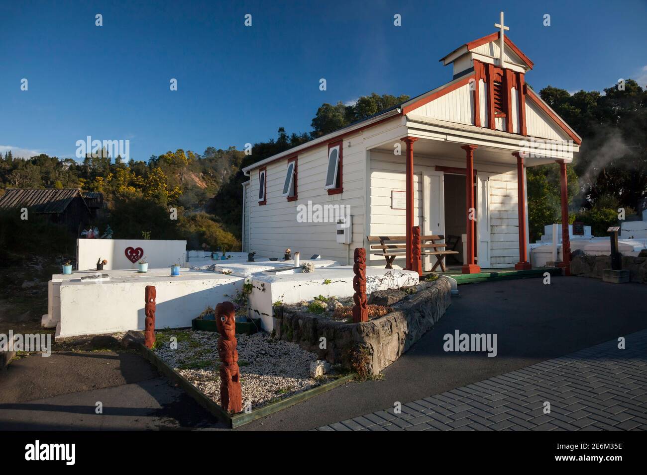 Die Kirche und der Friedhof des Whakarewarewa maori Dorfes, Rotorua, Neuseeland Stockfoto