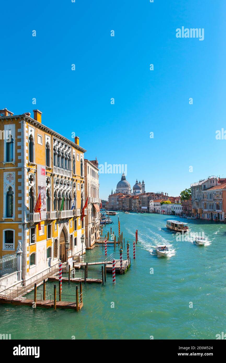 Die Basilika Santa Maria della Salute mit dem Canal Grande im Vordergrund, Venedig, Italien. Stockfoto