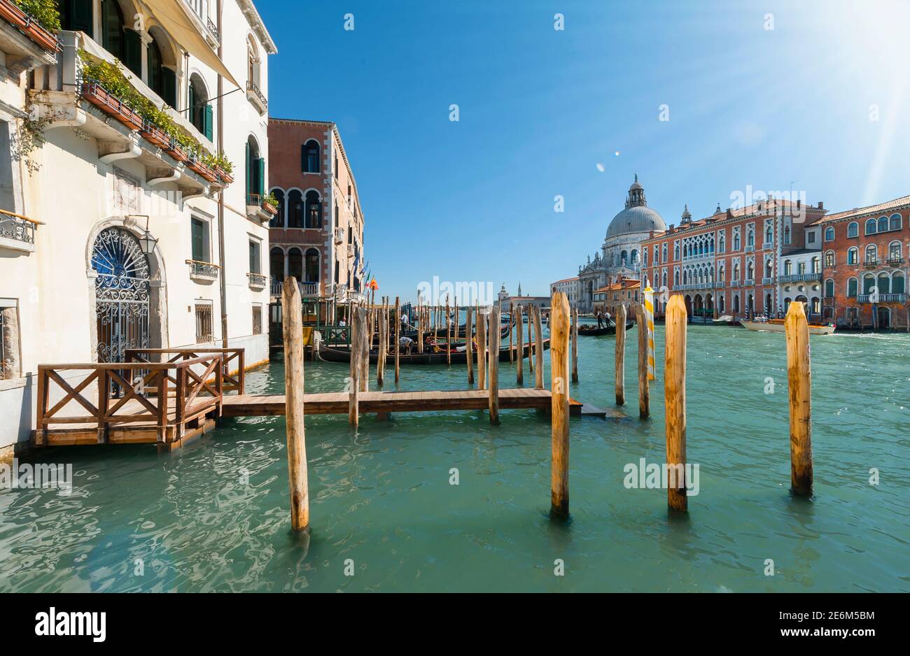 Die Basilika Santa Maria della Salute mit dem Canal Grande im Vordergrund, Venedig, Italien. Stockfoto