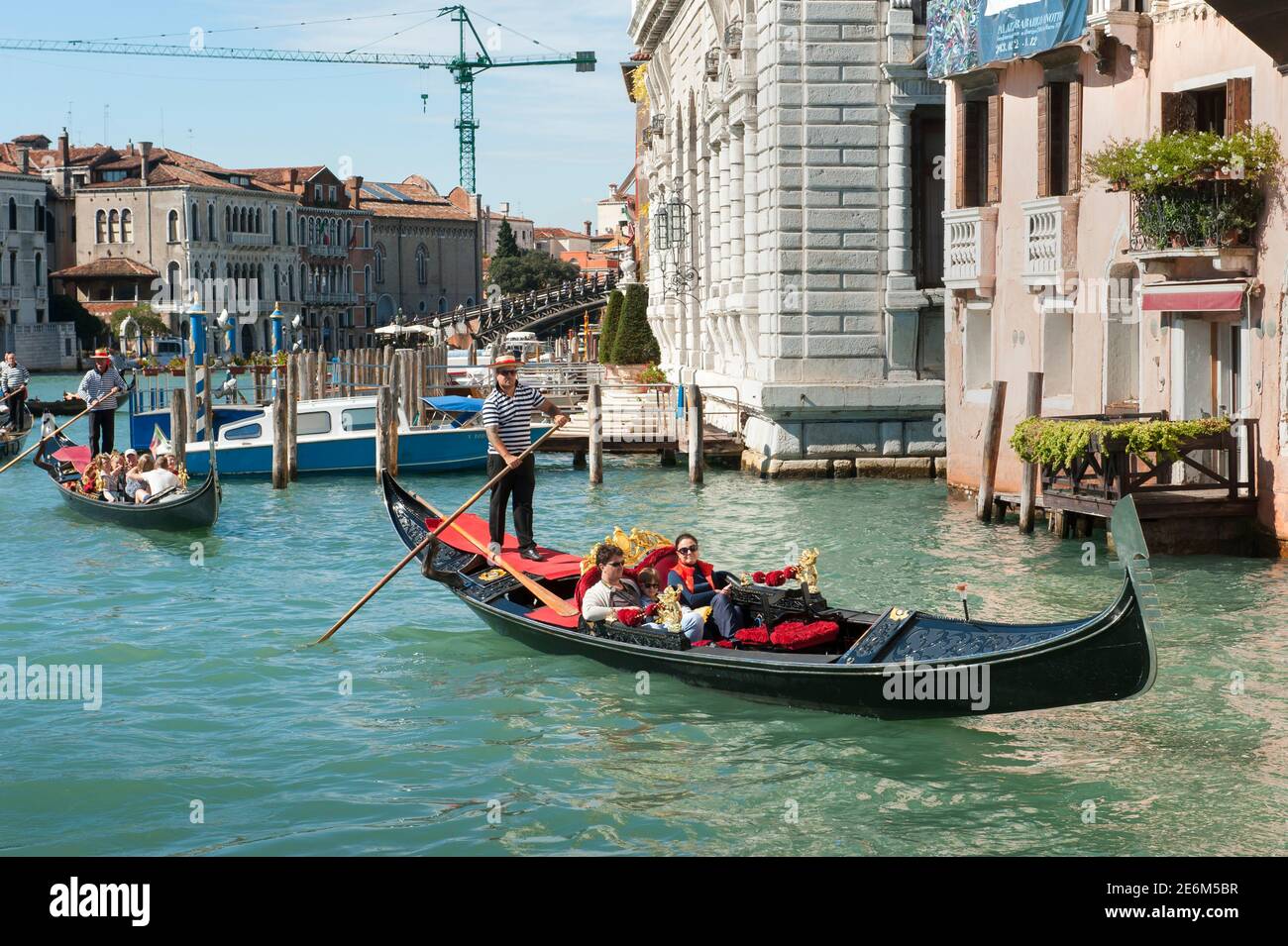 Touristen genießen eine Gondelfahrt in der schönen Stadt Venedig, Italien. Stockfoto