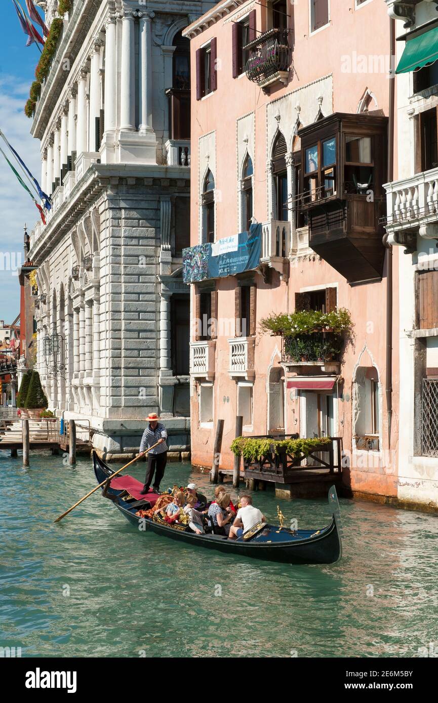 Touristen genießen eine Gondelfahrt in der schönen Stadt Venedig, Italien. Stockfoto