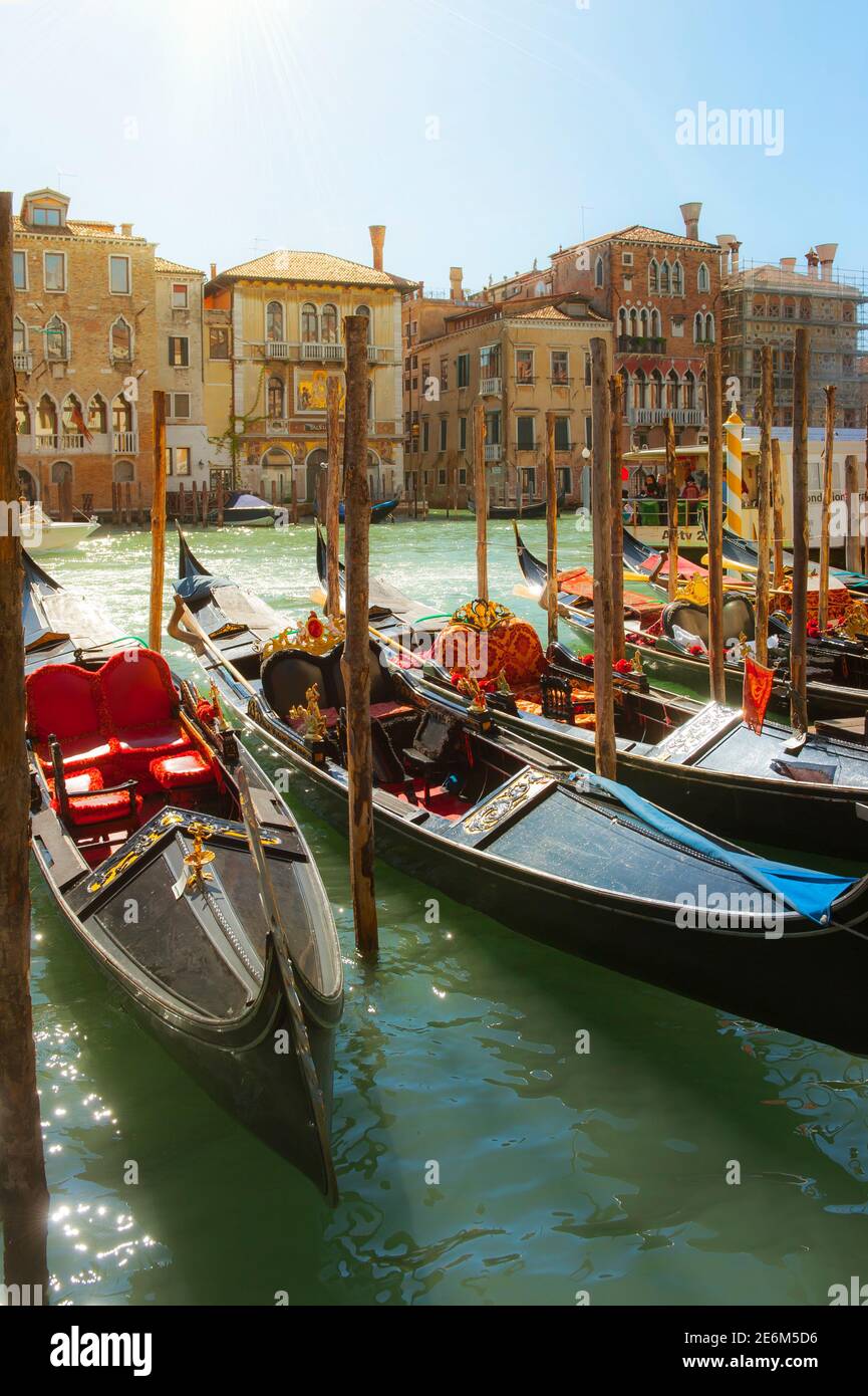 Reihe von Gondeln in der schönen Stadt Venedig, Italien, vertäut. Stockfoto
