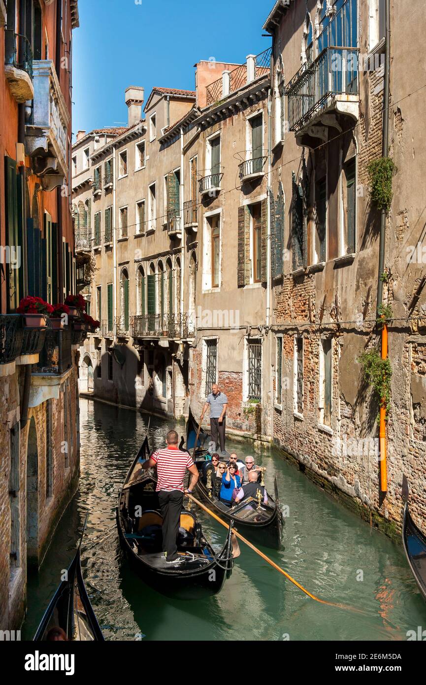 Touristen genießen eine Gondelfahrt in der schönen Stadt Venedig, Italien. Stockfoto