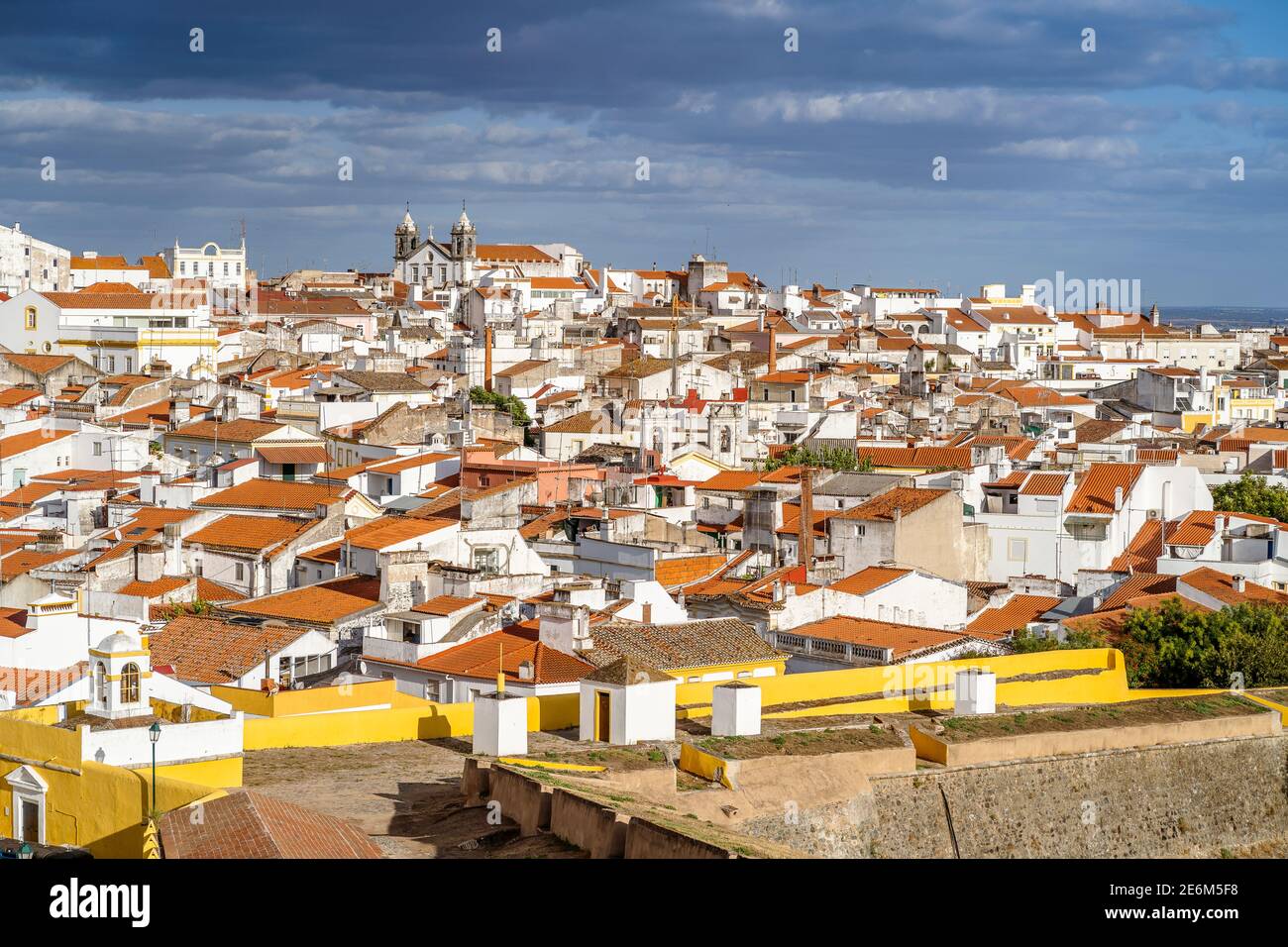 Weiße Architektur von Elvas hinter befestigten Mauern der Stadt gesehen, Alentejo, Portugal Stockfoto